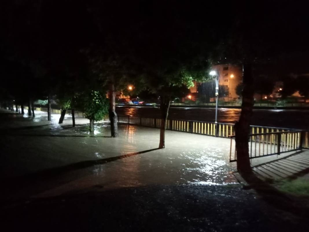 Samsun’u sağanak vurdu: Terme Çayı taştı - Resim: 4